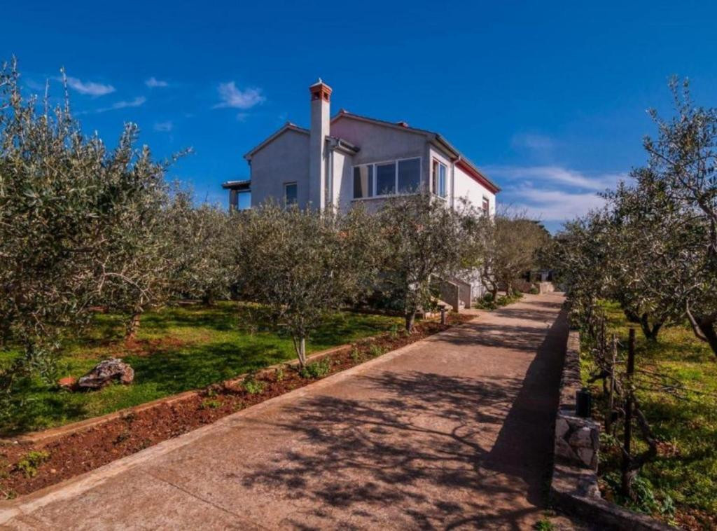 Apartments Cvita - Comfortable and fully equipped apartments with a garden, within walking distance of the beaches., Apartmani Cvita Ugljan  Ugljan