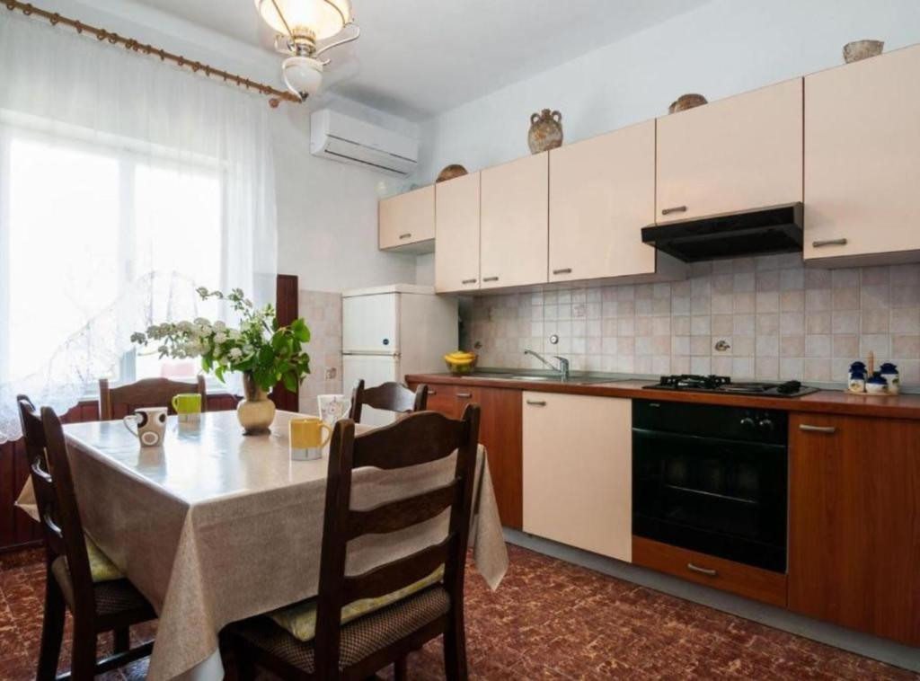 Apartments Cvita - Comfortable and fully equipped apartments with a garden, within walking distance of the beaches., Apartmani Cvita Ugljan  Ugljan